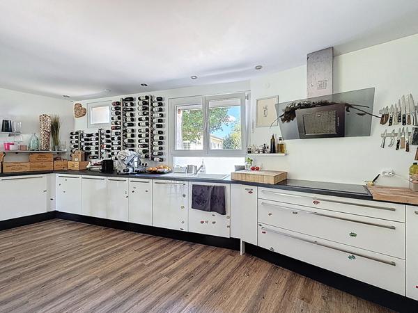 Ancien corps de ferme entièrement rénové, 480m2, 7 chambres, sur un terrain de 900m2, au calme. Fort potentiel avec seconde habitation