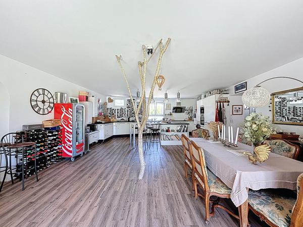 Ancien corps de ferme entièrement rénové, 480m2, 7 chambres, sur un terrain de 900m2, au calme. Fort potentiel avec seconde habitation