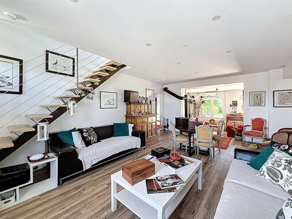 Ancien corps de ferme entièrement rénové, 480m2, 7 chambres, sur un terrain de 900m2, au calme. Fort potentiel avec seconde habitation