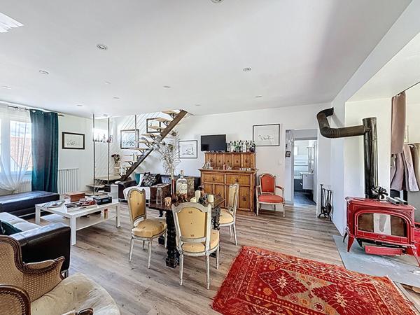 Ancien corps de ferme entièrement rénové, 480m2, 7 chambres, sur un terrain de 900m2, au calme. Fort potentiel avec seconde habitation