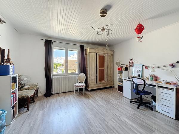 Ancien corps de ferme entièrement rénové, 480m2, 7 chambres, sur un terrain de 900m2, au calme. Fort potentiel avec seconde habitation