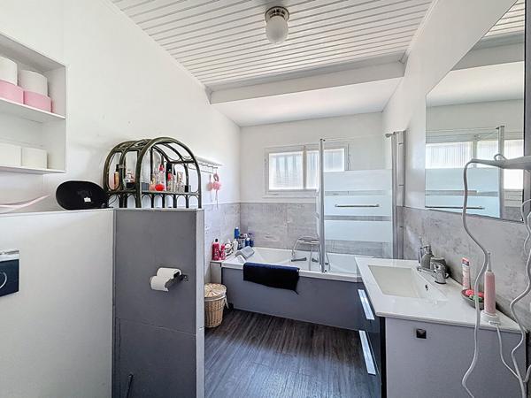 Ancien corps de ferme entièrement rénové, 480m2, 7 chambres, sur un terrain de 900m2, au calme. Fort potentiel avec seconde habitation