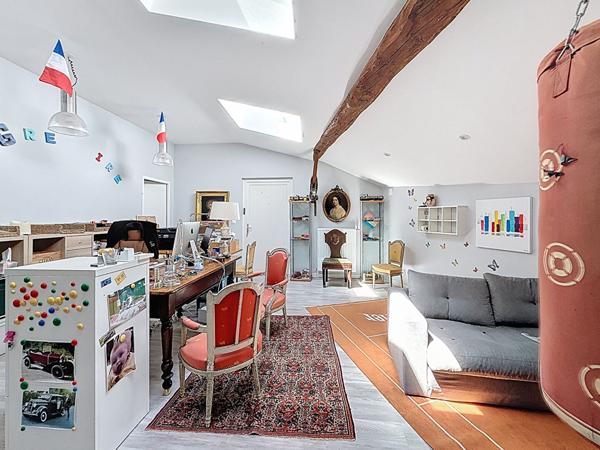 Ancien corps de ferme entièrement rénové, 480m2, 7 chambres, sur un terrain de 900m2, au calme. Fort potentiel avec seconde habitation