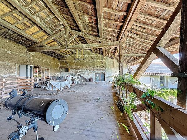 Ancien corps de ferme entièrement rénové, 480m2, 7 chambres, sur un terrain de 900m2, au calme. Fort potentiel avec seconde habitation