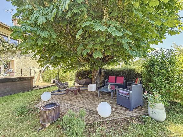 Ancien corps de ferme entièrement rénové, 480m2, 7 chambres, sur un terrain de 900m2, au calme. Fort potentiel avec seconde habitation