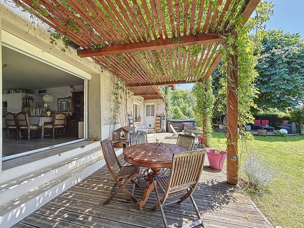 Ancien corps de ferme entièrement rénové, 480m2, 7 chambres, sur un terrain de 900m2, au calme. Fort potentiel avec seconde habitation