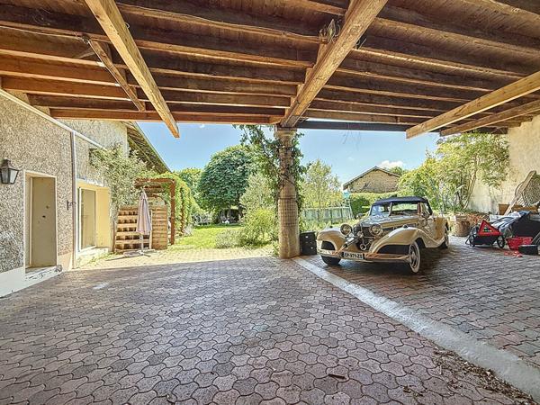 Ancien corps de ferme entièrement rénové, 480m2, 7 chambres, sur un terrain de 900m2, au calme. Fort potentiel avec seconde habitation