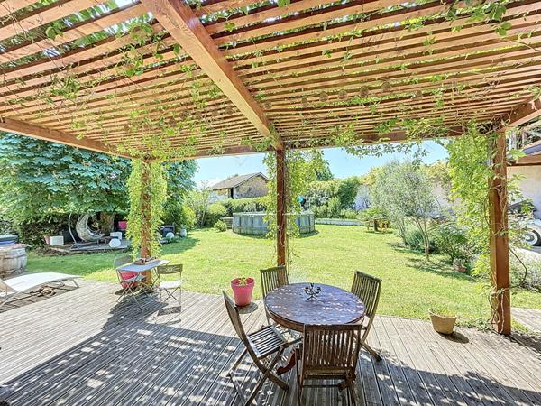 Ancien corps de ferme entièrement rénové, 480m2, 7 chambres, sur un terrain de 900m2, au calme. Fort potentiel avec seconde habitation