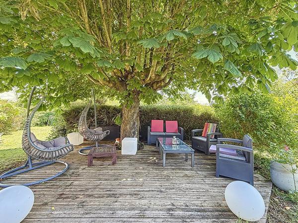 Ancien corps de ferme entièrement rénové, 480m2, 7 chambres, sur un terrain de 900m2, au calme. Fort potentiel avec seconde habitation