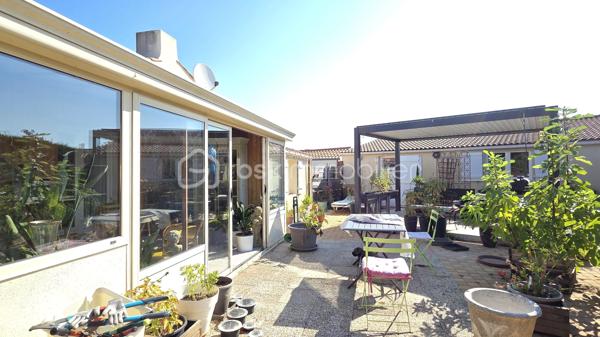 Idéalement située  à 7 minutes de La Mothe Achard, 15 minutes des plages de Brétignolles, 20 minutes des Sables d'Olonne, 30 minutes de La Roche sur Yon et de Challans. D'une surface de 102 m² habitables, elle comprend une cuisine aménagée et équipée, une grande pièce de vie, avec un coin salon très cosy, deux chambres, deux vérandas, une pièce aménagée avec placards et mezzanine, servant de chambre d'amis et/ou de bureau/atelier couture, une salle de bains, un wc séparé, un grand garage de 35 m², une pergola, et deux accès au terrain de 810 m², doté d'un très beau jardin orné d'arbres et arbustes fleuris et fruitiers, à deux pas de toutes les commodités du centre: écoles, salle polyvalente, médiathèque, centre socio culturel église, commerces...
Le plus: maison équipée de trois modes de chauffage: radiateurs électrique, poêle à bois et climatisation par pompe à chaleur!