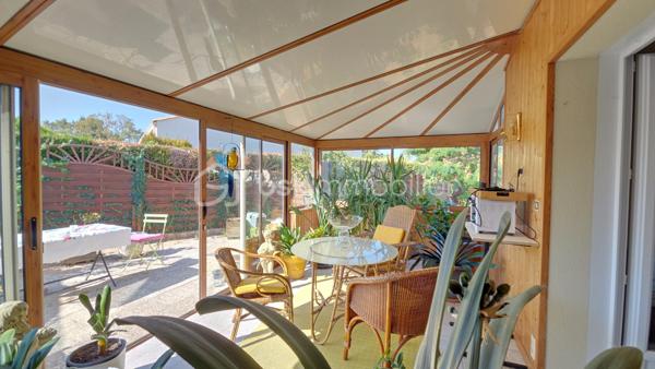 Idéalement située  à 7 minutes de La Mothe Achard, 15 minutes des plages de Brétignolles, 20 minutes des Sables d'Olonne, 30 minutes de La Roche sur Yon et de Challans. D'une surface de 102 m² habitables, elle comprend une cuisine aménagée et équipée, une grande pièce de vie, avec un coin salon très cosy, deux chambres, deux vérandas, une pièce aménagée avec placards et mezzanine, servant de chambre d'amis et/ou de bureau/atelier couture, une salle de bains, un wc séparé, un grand garage de 35 m², une pergola, et deux accès au terrain de 810 m², doté d'un très beau jardin orné d'arbres et arbustes fleuris et fruitiers, à deux pas de toutes les commodités du centre: écoles, salle polyvalente, médiathèque, centre socio culturel église, commerces...
Le plus: maison équipée de trois modes de chauffage: radiateurs électrique, poêle à bois et climatisation par pompe à chaleur!