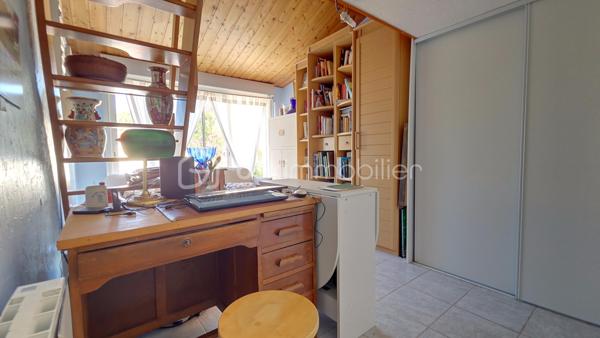 Idéalement située  à 7 minutes de La Mothe Achard, 15 minutes des plages de Brétignolles, 20 minutes des Sables d'Olonne, 30 minutes de La Roche sur Yon et de Challans. D'une surface de 102 m² habitables, elle comprend une cuisine aménagée et équipée, une grande pièce de vie, avec un coin salon très cosy, deux chambres, deux vérandas, une pièce aménagée avec placards et mezzanine, servant de chambre d'amis et/ou de bureau/atelier couture, une salle de bains, un wc séparé, un grand garage de 35 m², une pergola, et deux accès au terrain de 810 m², doté d'un très beau jardin orné d'arbres et arbustes fleuris et fruitiers, à deux pas de toutes les commodités du centre: écoles, salle polyvalente, médiathèque, centre socio culturel église, commerces...
Le plus: maison équipée de trois modes de chauffage: radiateurs électrique, poêle à bois et climatisation par pompe à chaleur!