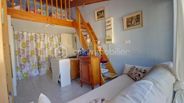 Idéalement située  à 7 minutes de La Mothe Achard, 15 minutes des plages de Brétignolles, 20 minutes des Sables d'Olonne, 30 minutes de La Roche sur Yon et de Challans. D'une surface de 102 m² habitables, elle comprend une cuisine aménagée et équipée, une grande pièce de vie, avec un coin salon très cosy, deux chambres, deux vérandas, une pièce aménagée avec placards et mezzanine, servant de chambre d'amis et/ou de bureau/atelier couture, une salle de bains, un wc séparé, un grand garage de 35 m², une pergola, et deux accès au terrain de 810 m², doté d'un très beau jardin orné d'arbres et arbustes fleuris et fruitiers, à deux pas de toutes les commodités du centre: écoles, salle polyvalente, médiathèque, centre socio culturel église, commerces...
Le plus: maison équipée de trois modes de chauffage: radiateurs électrique, poêle à bois et climatisation par pompe à chaleur!