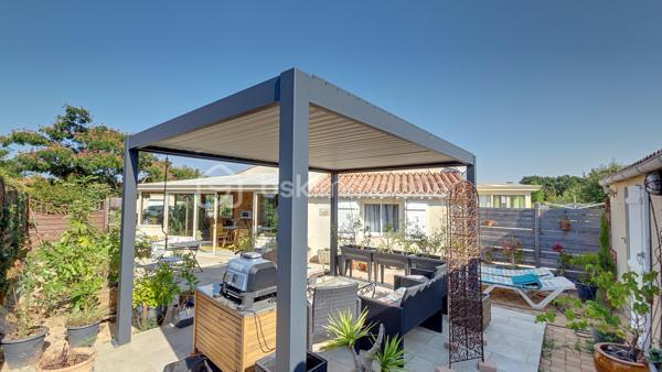 Idéalement située  à 7 minutes de La Mothe Achard, 15 minutes des plages de Brétignolles, 20 minutes des Sables d'Olonne, 30 minutes de La Roche sur Yon et de Challans. D'une surface de 102 m² habitables, elle comprend une cuisine aménagée et équipée, une grande pièce de vie, avec un coin salon très cosy, deux chambres, deux vérandas, une pièce aménagée avec placards et mezzanine, servant de chambre d'amis et/ou de bureau/atelier couture, une salle de bains, un wc séparé, un grand garage de 35 m², une pergola, et deux accès au terrain de 810 m², doté d'un très beau jardin orné d'arbres et arbustes fleuris et fruitiers, à deux pas de toutes les commodités du centre: écoles, salle polyvalente, médiathèque, centre socio culturel église, commerces...
Le plus: maison équipée de trois modes de chauffage: radiateurs électrique, poêle à bois et climatisation par pompe à chaleur!