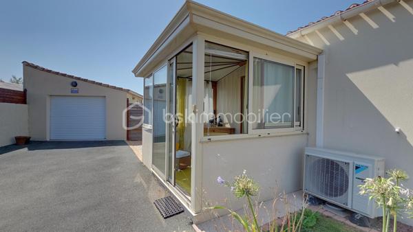 Idéalement située  à 7 minutes de La Mothe Achard, 15 minutes des plages de Brétignolles, 20 minutes des Sables d'Olonne, 30 minutes de La Roche sur Yon et de Challans. D'une surface de 102 m² habitables, elle comprend une cuisine aménagée et équipée, une grande pièce de vie, avec un coin salon très cosy, deux chambres, deux vérandas, une pièce aménagée avec placards et mezzanine, servant de chambre d'amis et/ou de bureau/atelier couture, une salle de bains, un wc séparé, un grand garage de 35 m², une pergola, et deux accès au terrain de 810 m², doté d'un très beau jardin orné d'arbres et arbustes fleuris et fruitiers, à deux pas de toutes les commodités du centre: écoles, salle polyvalente, médiathèque, centre socio culturel église, commerces...
Le plus: maison équipée de trois modes de chauffage: radiateurs électrique, poêle à bois et climatisation par pompe à chaleur!