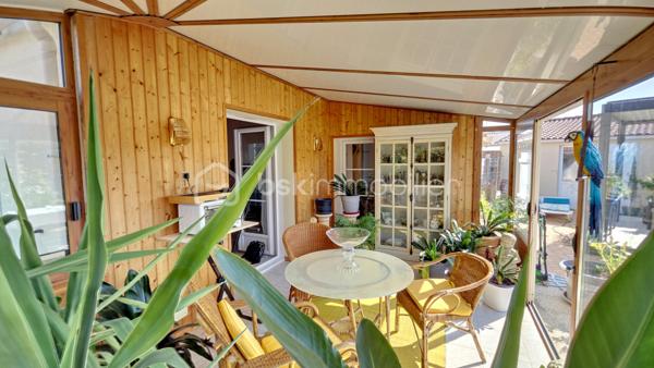 Idéalement située  à 7 minutes de La Mothe Achard, 15 minutes des plages de Brétignolles, 20 minutes des Sables d'Olonne, 30 minutes de La Roche sur Yon et de Challans. D'une surface de 102 m² habitables, elle comprend une cuisine aménagée et équipée, une grande pièce de vie, avec un coin salon très cosy, deux chambres, deux vérandas, une pièce aménagée avec placards et mezzanine, servant de chambre d'amis et/ou de bureau/atelier couture, une salle de bains, un wc séparé, un grand garage de 35 m², une pergola, et deux accès au terrain de 810 m², doté d'un très beau jardin orné d'arbres et arbustes fleuris et fruitiers, à deux pas de toutes les commodités du centre: écoles, salle polyvalente, médiathèque, centre socio culturel église, commerces...
Le plus: maison équipée de trois modes de chauffage: radiateurs électrique, poêle à bois et climatisation par pompe à chaleur!