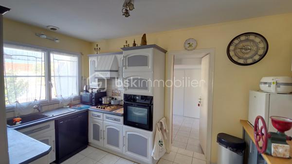 Idéalement située  à 7 minutes de La Mothe Achard, 15 minutes des plages de Brétignolles, 20 minutes des Sables d'Olonne, 30 minutes de La Roche sur Yon et de Challans. D'une surface de 102 m² habitables, elle comprend une cuisine aménagée et équipée, une grande pièce de vie, avec un coin salon très cosy, deux chambres, deux vérandas, une pièce aménagée avec placards et mezzanine, servant de chambre d'amis et/ou de bureau/atelier couture, une salle de bains, un wc séparé, un grand garage de 35 m², une pergola, et deux accès au terrain de 810 m², doté d'un très beau jardin orné d'arbres et arbustes fleuris et fruitiers, à deux pas de toutes les commodités du centre: écoles, salle polyvalente, médiathèque, centre socio culturel église, commerces...
Le plus: maison équipée de trois modes de chauffage: radiateurs électrique, poêle à bois et climatisation par pompe à chaleur!