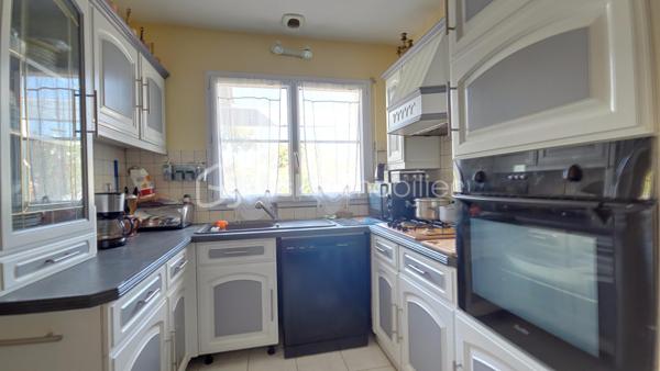 Idéalement située  à 7 minutes de La Mothe Achard, 15 minutes des plages de Brétignolles, 20 minutes des Sables d'Olonne, 30 minutes de La Roche sur Yon et de Challans. D'une surface de 102 m² habitables, elle comprend une cuisine aménagée et équipée, une grande pièce de vie, avec un coin salon très cosy, deux chambres, deux vérandas, une pièce aménagée avec placards et mezzanine, servant de chambre d'amis et/ou de bureau/atelier couture, une salle de bains, un wc séparé, un grand garage de 35 m², une pergola, et deux accès au terrain de 810 m², doté d'un très beau jardin orné d'arbres et arbustes fleuris et fruitiers, à deux pas de toutes les commodités du centre: écoles, salle polyvalente, médiathèque, centre socio culturel église, commerces...
Le plus: maison équipée de trois modes de chauffage: radiateurs électrique, poêle à bois et climatisation par pompe à chaleur!