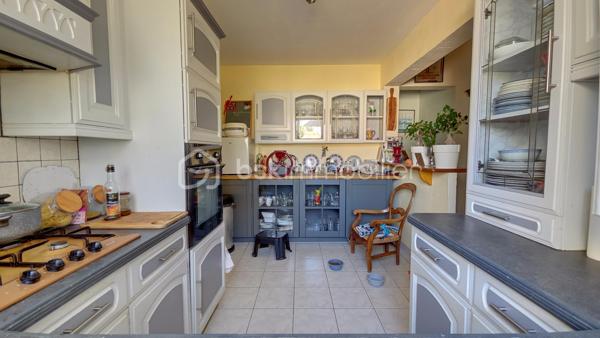 Idéalement située  à 7 minutes de La Mothe Achard, 15 minutes des plages de Brétignolles, 20 minutes des Sables d'Olonne, 30 minutes de La Roche sur Yon et de Challans. D'une surface de 102 m² habitables, elle comprend une cuisine aménagée et équipée, une grande pièce de vie, avec un coin salon très cosy, deux chambres, deux vérandas, une pièce aménagée avec placards et mezzanine, servant de chambre d'amis et/ou de bureau/atelier couture, une salle de bains, un wc séparé, un grand garage de 35 m², une pergola, et deux accès au terrain de 810 m², doté d'un très beau jardin orné d'arbres et arbustes fleuris et fruitiers, à deux pas de toutes les commodités du centre: écoles, salle polyvalente, médiathèque, centre socio culturel église, commerces...
Le plus: maison équipée de trois modes de chauffage: radiateurs électrique, poêle à bois et climatisation par pompe à chaleur!