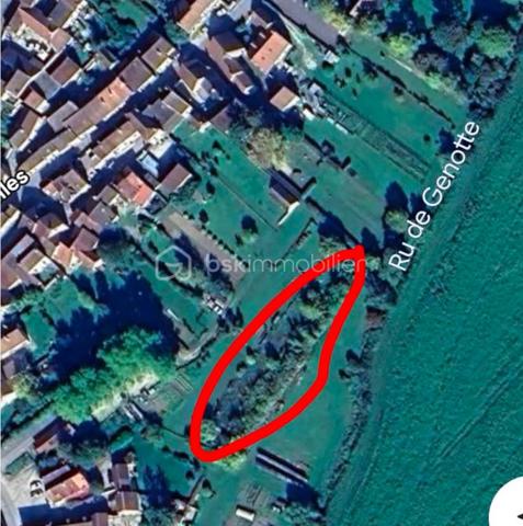 AU VAL-DE-MERCY CE JOLI TERRAIN DE LOISIR : À défricher en totalité retrouvez au centre du village ce joli terrain de 721m2 accessible à pied depuis un parking gratuit. Idéal pour jardinage, stockage, ou y mettre des animaux, moutons, oies… 

À très vite pour une visite !