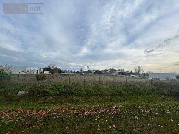 Terrain à usage professionnel à vendre à Baugé-en-Anjou dans le Maine-et-Loire (49150), ref : LB/2564   
centre