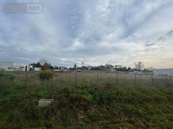 Terrain à usage professionnel à vendre à Baugé-en-Anjou dans le Maine-et-Loire (49150), ref : LB/2564   
centre