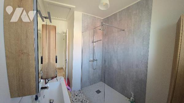 Maison élevée sur sous sol de 154 m² sur terrain de 229 m².