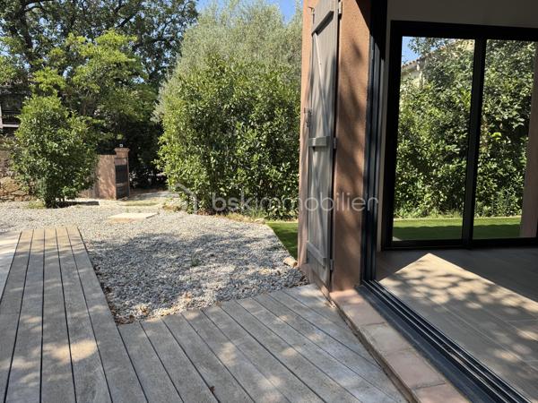Coup de cœur ! Quartier La Serinette, Toulon (83000) – Maison neuve avec piscine, 5 chambres et terrain. 
À Toulon, dans le très prisé quartier de La Serinette, au calme absolu en retrait en fond d’impasse et à seulement 6 minutes des plages du Mourillon et de La Calade, 3 minutes des commerces, des écoles et des accès autoroutiers, découvrez cette superbe maison neuve de 2024, jamais habitée et sous décennale. Édifiée sur un terrain clos de 513 m² avec piscine 3x6, portail motorisé et stationnement pour 3 véhicules, elle développe 170 m² habitables parfaitement agencés comprenant une vaste pièce de vie lumineuse et traversante, une cuisine ouverte sous verrière ( Les propriétaires vous proposent une minoration pour créer votre cuisine de 10 000, 00 €), trois suites parentales dont une de plain-pied accessible PMR, deux chambres supplémentaires, trois salles d’eau, une salle de bain, trois WC et un cagibi. Prestations de qualité avec climatisation réversible dans chaque pièce, huisseries aluminium, double vitrage, vide sanitaire ventilé, tout-à-l’égout de construction traditionnelle. Garantie décennale et frais de notaire réduits. Un bien rare alliant confort moderne, emplacement privilégié et qualité de vie exceptionnelle, coup de cœur garanti ! 

Contactez Delphine Kosowski au 06.12.33.51.71.