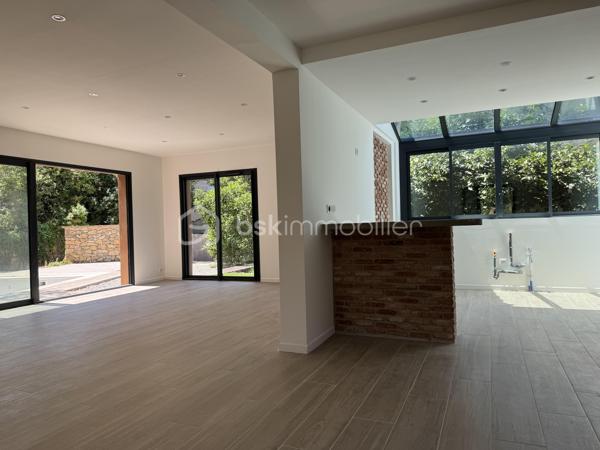 Coup de cœur ! Quartier La Serinette, Toulon (83000) – Maison neuve avec piscine, 5 chambres et terrain. 
À Toulon, dans le très prisé quartier de La Serinette, au calme absolu en retrait en fond d’impasse et à seulement 6 minutes des plages du Mourillon et de La Calade, 3 minutes des commerces, des écoles et des accès autoroutiers, découvrez cette superbe maison neuve de 2024, jamais habitée et sous décennale. Édifiée sur un terrain clos de 513 m² avec piscine 3x6, portail motorisé et stationnement pour 3 véhicules, elle développe 170 m² habitables parfaitement agencés comprenant une vaste pièce de vie lumineuse et traversante, une cuisine ouverte sous verrière ( Les propriétaires vous proposent une minoration pour créer votre cuisine de 10 000, 00 €), trois suites parentales dont une de plain-pied accessible PMR, deux chambres supplémentaires, trois salles d’eau, une salle de bain, trois WC et un cagibi. Prestations de qualité avec climatisation réversible dans chaque pièce, huisseries aluminium, double vitrage, vide sanitaire ventilé, tout-à-l’égout de construction traditionnelle. Garantie décennale et frais de notaire réduits. Un bien rare alliant confort moderne, emplacement privilégié et qualité de vie exceptionnelle, coup de cœur garanti ! 

Contactez Delphine Kosowski au 06.12.33.51.71.