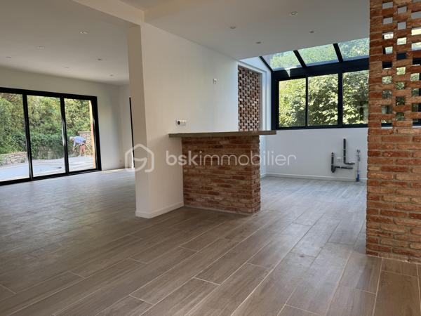 Coup de cœur ! Quartier La Serinette, Toulon (83000) – Maison neuve avec piscine, 5 chambres et terrain. 
À Toulon, dans le très prisé quartier de La Serinette, au calme absolu en retrait en fond d’impasse et à seulement 6 minutes des plages du Mourillon et de La Calade, 3 minutes des commerces, des écoles et des accès autoroutiers, découvrez cette superbe maison neuve de 2024, jamais habitée et sous décennale. Édifiée sur un terrain clos de 513 m² avec piscine 3x6, portail motorisé et stationnement pour 3 véhicules, elle développe 170 m² habitables parfaitement agencés comprenant une vaste pièce de vie lumineuse et traversante, une cuisine ouverte sous verrière ( Les propriétaires vous proposent une minoration pour créer votre cuisine de 10 000, 00 €), trois suites parentales dont une de plain-pied accessible PMR, deux chambres supplémentaires, trois salles d’eau, une salle de bain, trois WC et un cagibi. Prestations de qualité avec climatisation réversible dans chaque pièce, huisseries aluminium, double vitrage, vide sanitaire ventilé, tout-à-l’égout de construction traditionnelle. Garantie décennale et frais de notaire réduits. Un bien rare alliant confort moderne, emplacement privilégié et qualité de vie exceptionnelle, coup de cœur garanti ! 

Contactez Delphine Kosowski au 06.12.33.51.71.