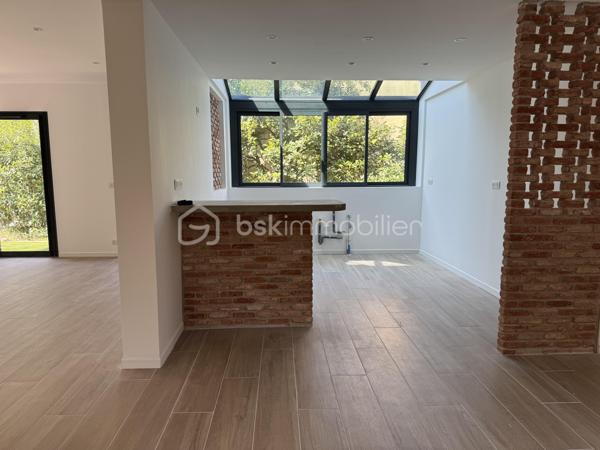 Coup de cœur ! Quartier La Serinette, Toulon (83000) – Maison neuve avec piscine, 5 chambres et terrain. 
À Toulon, dans le très prisé quartier de La Serinette, au calme absolu en retrait en fond d’impasse et à seulement 6 minutes des plages du Mourillon et de La Calade, 3 minutes des commerces, des écoles et des accès autoroutiers, découvrez cette superbe maison neuve de 2024, jamais habitée et sous décennale. Édifiée sur un terrain clos de 513 m² avec piscine 3x6, portail motorisé et stationnement pour 3 véhicules, elle développe 170 m² habitables parfaitement agencés comprenant une vaste pièce de vie lumineuse et traversante, une cuisine ouverte sous verrière ( Les propriétaires vous proposent une minoration pour créer votre cuisine de 10 000, 00 €), trois suites parentales dont une de plain-pied accessible PMR, deux chambres supplémentaires, trois salles d’eau, une salle de bain, trois WC et un cagibi. Prestations de qualité avec climatisation réversible dans chaque pièce, huisseries aluminium, double vitrage, vide sanitaire ventilé, tout-à-l’égout de construction traditionnelle. Garantie décennale et frais de notaire réduits. Un bien rare alliant confort moderne, emplacement privilégié et qualité de vie exceptionnelle, coup de cœur garanti ! 

Contactez Delphine Kosowski au 06.12.33.51.71.