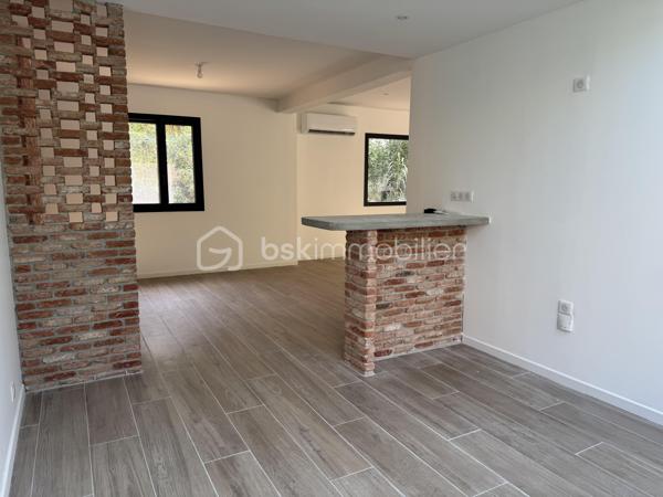 Coup de cœur ! Quartier La Serinette, Toulon (83000) – Maison neuve avec piscine, 5 chambres et terrain. 
À Toulon, dans le très prisé quartier de La Serinette, au calme absolu en retrait en fond d’impasse et à seulement 6 minutes des plages du Mourillon et de La Calade, 3 minutes des commerces, des écoles et des accès autoroutiers, découvrez cette superbe maison neuve de 2024, jamais habitée et sous décennale. Édifiée sur un terrain clos de 513 m² avec piscine 3x6, portail motorisé et stationnement pour 3 véhicules, elle développe 170 m² habitables parfaitement agencés comprenant une vaste pièce de vie lumineuse et traversante, une cuisine ouverte sous verrière ( Les propriétaires vous proposent une minoration pour créer votre cuisine de 10 000, 00 €), trois suites parentales dont une de plain-pied accessible PMR, deux chambres supplémentaires, trois salles d’eau, une salle de bain, trois WC et un cagibi. Prestations de qualité avec climatisation réversible dans chaque pièce, huisseries aluminium, double vitrage, vide sanitaire ventilé, tout-à-l’égout de construction traditionnelle. Garantie décennale et frais de notaire réduits. Un bien rare alliant confort moderne, emplacement privilégié et qualité de vie exceptionnelle, coup de cœur garanti ! 

Contactez Delphine Kosowski au 06.12.33.51.71.