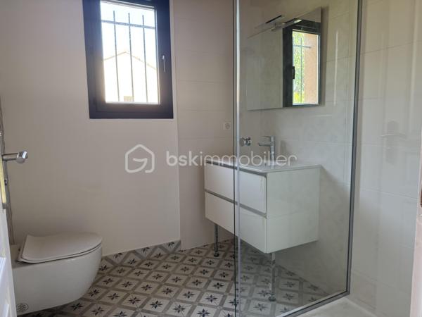 Coup de cœur ! Quartier La Serinette, Toulon (83000) – Maison neuve avec piscine, 5 chambres et terrain. 
À Toulon, dans le très prisé quartier de La Serinette, au calme absolu en retrait en fond d’impasse et à seulement 6 minutes des plages du Mourillon et de La Calade, 3 minutes des commerces, des écoles et des accès autoroutiers, découvrez cette superbe maison neuve de 2024, jamais habitée et sous décennale. Édifiée sur un terrain clos de 513 m² avec piscine 3x6, portail motorisé et stationnement pour 3 véhicules, elle développe 170 m² habitables parfaitement agencés comprenant une vaste pièce de vie lumineuse et traversante, une cuisine ouverte sous verrière ( Les propriétaires vous proposent une minoration pour créer votre cuisine de 10 000, 00 €), trois suites parentales dont une de plain-pied accessible PMR, deux chambres supplémentaires, trois salles d’eau, une salle de bain, trois WC et un cagibi. Prestations de qualité avec climatisation réversible dans chaque pièce, huisseries aluminium, double vitrage, vide sanitaire ventilé, tout-à-l’égout de construction traditionnelle. Garantie décennale et frais de notaire réduits. Un bien rare alliant confort moderne, emplacement privilégié et qualité de vie exceptionnelle, coup de cœur garanti ! 

Contactez Delphine Kosowski au 06.12.33.51.71.