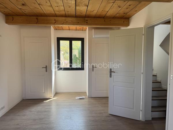 Coup de cœur ! Quartier La Serinette, Toulon (83000) – Maison neuve avec piscine, 5 chambres et terrain. 
À Toulon, dans le très prisé quartier de La Serinette, au calme absolu en retrait en fond d’impasse et à seulement 6 minutes des plages du Mourillon et de La Calade, 3 minutes des commerces, des écoles et des accès autoroutiers, découvrez cette superbe maison neuve de 2024, jamais habitée et sous décennale. Édifiée sur un terrain clos de 513 m² avec piscine 3x6, portail motorisé et stationnement pour 3 véhicules, elle développe 170 m² habitables parfaitement agencés comprenant une vaste pièce de vie lumineuse et traversante, une cuisine ouverte sous verrière ( Les propriétaires vous proposent une minoration pour créer votre cuisine de 10 000, 00 €), trois suites parentales dont une de plain-pied accessible PMR, deux chambres supplémentaires, trois salles d’eau, une salle de bain, trois WC et un cagibi. Prestations de qualité avec climatisation réversible dans chaque pièce, huisseries aluminium, double vitrage, vide sanitaire ventilé, tout-à-l’égout de construction traditionnelle. Garantie décennale et frais de notaire réduits. Un bien rare alliant confort moderne, emplacement privilégié et qualité de vie exceptionnelle, coup de cœur garanti ! 

Contactez Delphine Kosowski au 06.12.33.51.71.