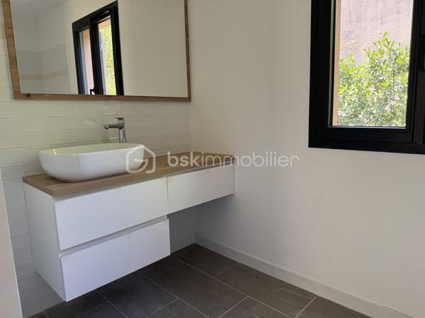 Coup de cœur ! Quartier La Serinette, Toulon (83000) – Maison neuve avec piscine, 5 chambres et terrain. 
À Toulon, dans le très prisé quartier de La Serinette, au calme absolu en retrait en fond d’impasse et à seulement 6 minutes des plages du Mourillon et de La Calade, 3 minutes des commerces, des écoles et des accès autoroutiers, découvrez cette superbe maison neuve de 2024, jamais habitée et sous décennale. Édifiée sur un terrain clos de 513 m² avec piscine 3x6, portail motorisé et stationnement pour 3 véhicules, elle développe 170 m² habitables parfaitement agencés comprenant une vaste pièce de vie lumineuse et traversante, une cuisine ouverte sous verrière ( Les propriétaires vous proposent une minoration pour créer votre cuisine de 10 000, 00 €), trois suites parentales dont une de plain-pied accessible PMR, deux chambres supplémentaires, trois salles d’eau, une salle de bain, trois WC et un cagibi. Prestations de qualité avec climatisation réversible dans chaque pièce, huisseries aluminium, double vitrage, vide sanitaire ventilé, tout-à-l’égout de construction traditionnelle. Garantie décennale et frais de notaire réduits. Un bien rare alliant confort moderne, emplacement privilégié et qualité de vie exceptionnelle, coup de cœur garanti ! 

Contactez Delphine Kosowski au 06.12.33.51.71.