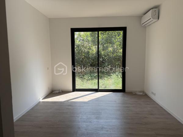 Coup de cœur ! Quartier La Serinette, Toulon (83000) – Maison neuve avec piscine, 5 chambres et terrain. 
À Toulon, dans le très prisé quartier de La Serinette, au calme absolu en retrait en fond d’impasse et à seulement 6 minutes des plages du Mourillon et de La Calade, 3 minutes des commerces, des écoles et des accès autoroutiers, découvrez cette superbe maison neuve de 2024, jamais habitée et sous décennale. Édifiée sur un terrain clos de 513 m² avec piscine 3x6, portail motorisé et stationnement pour 3 véhicules, elle développe 170 m² habitables parfaitement agencés comprenant une vaste pièce de vie lumineuse et traversante, une cuisine ouverte sous verrière ( Les propriétaires vous proposent une minoration pour créer votre cuisine de 10 000, 00 €), trois suites parentales dont une de plain-pied accessible PMR, deux chambres supplémentaires, trois salles d’eau, une salle de bain, trois WC et un cagibi. Prestations de qualité avec climatisation réversible dans chaque pièce, huisseries aluminium, double vitrage, vide sanitaire ventilé, tout-à-l’égout de construction traditionnelle. Garantie décennale et frais de notaire réduits. Un bien rare alliant confort moderne, emplacement privilégié et qualité de vie exceptionnelle, coup de cœur garanti ! 

Contactez Delphine Kosowski au 06.12.33.51.71.