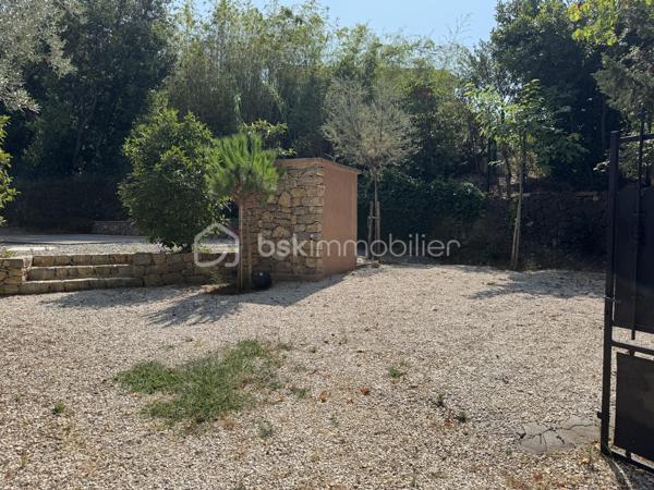 Coup de cœur ! Quartier La Serinette, Toulon (83000) – Maison neuve avec piscine, 5 chambres et terrain. 
À Toulon, dans le très prisé quartier de La Serinette, au calme absolu en retrait en fond d’impasse et à seulement 6 minutes des plages du Mourillon et de La Calade, 3 minutes des commerces, des écoles et des accès autoroutiers, découvrez cette superbe maison neuve de 2024, jamais habitée et sous décennale. Édifiée sur un terrain clos de 513 m² avec piscine 3x6, portail motorisé et stationnement pour 3 véhicules, elle développe 170 m² habitables parfaitement agencés comprenant une vaste pièce de vie lumineuse et traversante, une cuisine ouverte sous verrière ( Les propriétaires vous proposent une minoration pour créer votre cuisine de 10 000, 00 €), trois suites parentales dont une de plain-pied accessible PMR, deux chambres supplémentaires, trois salles d’eau, une salle de bain, trois WC et un cagibi. Prestations de qualité avec climatisation réversible dans chaque pièce, huisseries aluminium, double vitrage, vide sanitaire ventilé, tout-à-l’égout de construction traditionnelle. Garantie décennale et frais de notaire réduits. Un bien rare alliant confort moderne, emplacement privilégié et qualité de vie exceptionnelle, coup de cœur garanti ! 

Contactez Delphine Kosowski au 06.12.33.51.71.