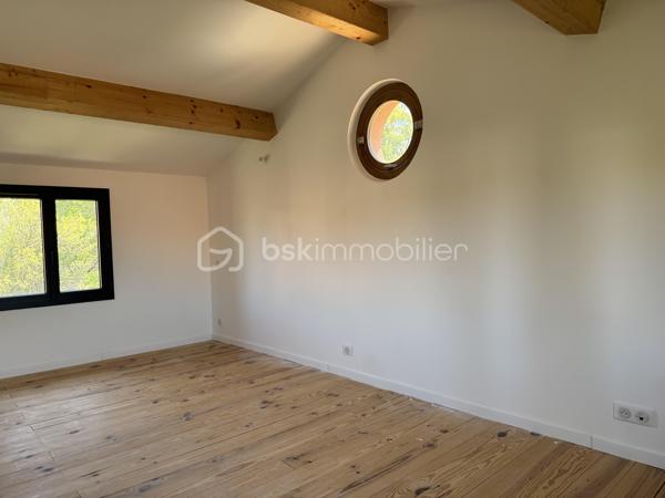 Coup de cœur ! Quartier La Serinette, Toulon (83000) – Maison neuve avec piscine, 5 chambres et terrain. 
À Toulon, dans le très prisé quartier de La Serinette, au calme absolu en retrait en fond d’impasse et à seulement 6 minutes des plages du Mourillon et de La Calade, 3 minutes des commerces, des écoles et des accès autoroutiers, découvrez cette superbe maison neuve de 2024, jamais habitée et sous décennale. Édifiée sur un terrain clos de 513 m² avec piscine 3x6, portail motorisé et stationnement pour 3 véhicules, elle développe 170 m² habitables parfaitement agencés comprenant une vaste pièce de vie lumineuse et traversante, une cuisine ouverte sous verrière ( Les propriétaires vous proposent une minoration pour créer votre cuisine de 10 000, 00 €), trois suites parentales dont une de plain-pied accessible PMR, deux chambres supplémentaires, trois salles d’eau, une salle de bain, trois WC et un cagibi. Prestations de qualité avec climatisation réversible dans chaque pièce, huisseries aluminium, double vitrage, vide sanitaire ventilé, tout-à-l’égout de construction traditionnelle. Garantie décennale et frais de notaire réduits. Un bien rare alliant confort moderne, emplacement privilégié et qualité de vie exceptionnelle, coup de cœur garanti ! 

Contactez Delphine Kosowski au 06.12.33.51.71.
