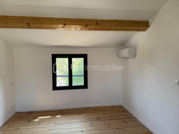 Coup de cœur ! Quartier La Serinette, Toulon (83000) – Maison neuve avec piscine, 5 chambres et terrain. 
À Toulon, dans le très prisé quartier de La Serinette, au calme absolu en retrait en fond d’impasse et à seulement 6 minutes des plages du Mourillon et de La Calade, 3 minutes des commerces, des écoles et des accès autoroutiers, découvrez cette superbe maison neuve de 2024, jamais habitée et sous décennale. Édifiée sur un terrain clos de 513 m² avec piscine 3x6, portail motorisé et stationnement pour 3 véhicules, elle développe 170 m² habitables parfaitement agencés comprenant une vaste pièce de vie lumineuse et traversante, une cuisine ouverte sous verrière ( Les propriétaires vous proposent une minoration pour créer votre cuisine de 10 000, 00 €), trois suites parentales dont une de plain-pied accessible PMR, deux chambres supplémentaires, trois salles d’eau, une salle de bain, trois WC et un cagibi. Prestations de qualité avec climatisation réversible dans chaque pièce, huisseries aluminium, double vitrage, vide sanitaire ventilé, tout-à-l’égout de construction traditionnelle. Garantie décennale et frais de notaire réduits. Un bien rare alliant confort moderne, emplacement privilégié et qualité de vie exceptionnelle, coup de cœur garanti ! 

Contactez Delphine Kosowski au 06.12.33.51.71.