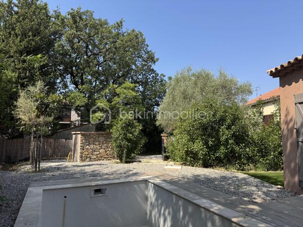 Coup de cœur ! Quartier La Serinette, Toulon (83000) – Maison neuve avec piscine, 5 chambres et terrain. 
À Toulon, dans le très prisé quartier de La Serinette, au calme absolu en retrait en fond d’impasse et à seulement 6 minutes des plages du Mourillon et de La Calade, 3 minutes des commerces, des écoles et des accès autoroutiers, découvrez cette superbe maison neuve de 2024, jamais habitée et sous décennale. Édifiée sur un terrain clos de 513 m² avec piscine 3x6, portail motorisé et stationnement pour 3 véhicules, elle développe 170 m² habitables parfaitement agencés comprenant une vaste pièce de vie lumineuse et traversante, une cuisine ouverte sous verrière ( Les propriétaires vous proposent une minoration pour créer votre cuisine de 10 000, 00 €), trois suites parentales dont une de plain-pied accessible PMR, deux chambres supplémentaires, trois salles d’eau, une salle de bain, trois WC et un cagibi. Prestations de qualité avec climatisation réversible dans chaque pièce, huisseries aluminium, double vitrage, vide sanitaire ventilé, tout-à-l’égout de construction traditionnelle. Garantie décennale et frais de notaire réduits. Un bien rare alliant confort moderne, emplacement privilégié et qualité de vie exceptionnelle, coup de cœur garanti ! 

Contactez Delphine Kosowski au 06.12.33.51.71.
