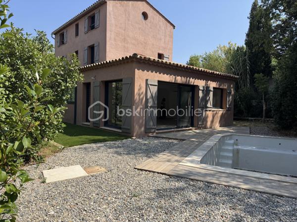 Coup de cœur ! Quartier La Serinette, Toulon (83000) – Maison neuve avec piscine, 5 chambres et terrain. 
À Toulon, dans le très prisé quartier de La Serinette, au calme absolu en retrait en fond d’impasse et à seulement 6 minutes des plages du Mourillon et de La Calade, 3 minutes des commerces, des écoles et des accès autoroutiers, découvrez cette superbe maison neuve de 2024, jamais habitée et sous décennale. Édifiée sur un terrain clos de 513 m² avec piscine 3x6, portail motorisé et stationnement pour 3 véhicules, elle développe 170 m² habitables parfaitement agencés comprenant une vaste pièce de vie lumineuse et traversante, une cuisine ouverte sous verrière ( Les propriétaires vous proposent une minoration pour créer votre cuisine de 10 000, 00 €), trois suites parentales dont une de plain-pied accessible PMR, deux chambres supplémentaires, trois salles d’eau, une salle de bain, trois WC et un cagibi. Prestations de qualité avec climatisation réversible dans chaque pièce, huisseries aluminium, double vitrage, vide sanitaire ventilé, tout-à-l’égout de construction traditionnelle. Garantie décennale et frais de notaire réduits. Un bien rare alliant confort moderne, emplacement privilégié et qualité de vie exceptionnelle, coup de cœur garanti ! 

Contactez Delphine Kosowski au 06.12.33.51.71.