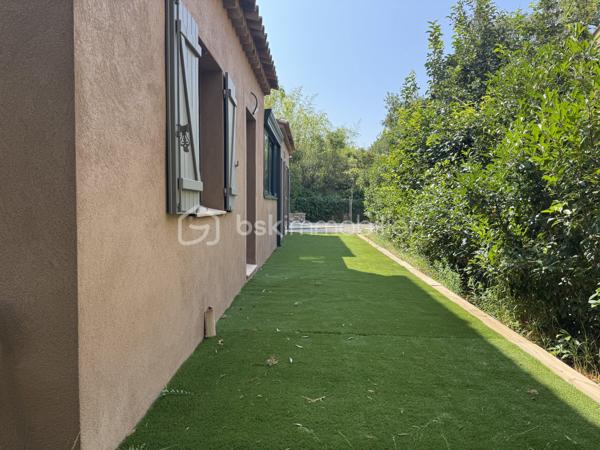 Coup de cœur ! Quartier La Serinette, Toulon (83000) – Maison neuve avec piscine, 5 chambres et terrain. 
À Toulon, dans le très prisé quartier de La Serinette, au calme absolu en retrait en fond d’impasse et à seulement 6 minutes des plages du Mourillon et de La Calade, 3 minutes des commerces, des écoles et des accès autoroutiers, découvrez cette superbe maison neuve de 2024, jamais habitée et sous décennale. Édifiée sur un terrain clos de 513 m² avec piscine 3x6, portail motorisé et stationnement pour 3 véhicules, elle développe 170 m² habitables parfaitement agencés comprenant une vaste pièce de vie lumineuse et traversante, une cuisine ouverte sous verrière ( Les propriétaires vous proposent une minoration pour créer votre cuisine de 10 000, 00 €), trois suites parentales dont une de plain-pied accessible PMR, deux chambres supplémentaires, trois salles d’eau, une salle de bain, trois WC et un cagibi. Prestations de qualité avec climatisation réversible dans chaque pièce, huisseries aluminium, double vitrage, vide sanitaire ventilé, tout-à-l’égout de construction traditionnelle. Garantie décennale et frais de notaire réduits. Un bien rare alliant confort moderne, emplacement privilégié et qualité de vie exceptionnelle, coup de cœur garanti ! 

Contactez Delphine Kosowski au 06.12.33.51.71.
