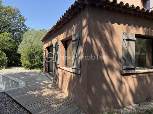 Coup de cœur ! Quartier La Serinette, Toulon (83000) – Maison neuve avec piscine, 5 chambres et terrain. 
À Toulon, dans le très prisé quartier de La Serinette, au calme absolu en retrait en fond d’impasse et à seulement 6 minutes des plages du Mourillon et de La Calade, 3 minutes des commerces, des écoles et des accès autoroutiers, découvrez cette superbe maison neuve de 2024, jamais habitée et sous décennale. Édifiée sur un terrain clos de 513 m² avec piscine 3x6, portail motorisé et stationnement pour 3 véhicules, elle développe 170 m² habitables parfaitement agencés comprenant une vaste pièce de vie lumineuse et traversante, une cuisine ouverte sous verrière ( Les propriétaires vous proposent une minoration pour créer votre cuisine de 10 000, 00 €), trois suites parentales dont une de plain-pied accessible PMR, deux chambres supplémentaires, trois salles d’eau, une salle de bain, trois WC et un cagibi. Prestations de qualité avec climatisation réversible dans chaque pièce, huisseries aluminium, double vitrage, vide sanitaire ventilé, tout-à-l’égout de construction traditionnelle. Garantie décennale et frais de notaire réduits. Un bien rare alliant confort moderne, emplacement privilégié et qualité de vie exceptionnelle, coup de cœur garanti ! 

Contactez Delphine Kosowski au 06.12.33.51.71.