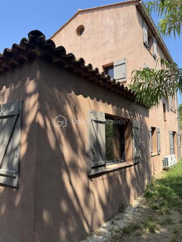 Coup de cœur ! Quartier La Serinette, Toulon (83000) – Maison neuve avec piscine, 5 chambres et terrain. 
À Toulon, dans le très prisé quartier de La Serinette, au calme absolu en retrait en fond d’impasse et à seulement 6 minutes des plages du Mourillon et de La Calade, 3 minutes des commerces, des écoles et des accès autoroutiers, découvrez cette superbe maison neuve de 2024, jamais habitée et sous décennale. Édifiée sur un terrain clos de 513 m² avec piscine 3x6, portail motorisé et stationnement pour 3 véhicules, elle développe 170 m² habitables parfaitement agencés comprenant une vaste pièce de vie lumineuse et traversante, une cuisine ouverte sous verrière ( Les propriétaires vous proposent une minoration pour créer votre cuisine de 10 000, 00 €), trois suites parentales dont une de plain-pied accessible PMR, deux chambres supplémentaires, trois salles d’eau, une salle de bain, trois WC et un cagibi. Prestations de qualité avec climatisation réversible dans chaque pièce, huisseries aluminium, double vitrage, vide sanitaire ventilé, tout-à-l’égout de construction traditionnelle. Garantie décennale et frais de notaire réduits. Un bien rare alliant confort moderne, emplacement privilégié et qualité de vie exceptionnelle, coup de cœur garanti ! 

Contactez Delphine Kosowski au 06.12.33.51.71.
