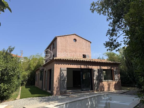 Coup de cœur ! Quartier La Serinette, Toulon (83000) – Maison neuve avec piscine, 5 chambres et terrain. 
À Toulon, dans le très prisé quartier de La Serinette, au calme absolu en retrait en fond d’impasse et à seulement 6 minutes des plages du Mourillon et de La Calade, 3 minutes des commerces, des écoles et des accès autoroutiers, découvrez cette superbe maison neuve de 2024, jamais habitée et sous décennale. Édifiée sur un terrain clos de 513 m² avec piscine 3x6, portail motorisé et stationnement pour 3 véhicules, elle développe 170 m² habitables parfaitement agencés comprenant une vaste pièce de vie lumineuse et traversante, une cuisine ouverte sous verrière ( Les propriétaires vous proposent une minoration pour créer votre cuisine de 10 000, 00 €), trois suites parentales dont une de plain-pied accessible PMR, deux chambres supplémentaires, trois salles d’eau, une salle de bain, trois WC et un cagibi. Prestations de qualité avec climatisation réversible dans chaque pièce, huisseries aluminium, double vitrage, vide sanitaire ventilé, tout-à-l’égout de construction traditionnelle. Garantie décennale et frais de notaire réduits. Un bien rare alliant confort moderne, emplacement privilégié et qualité de vie exceptionnelle, coup de cœur garanti ! 

Contactez Delphine Kosowski au 06.12.33.51.71.