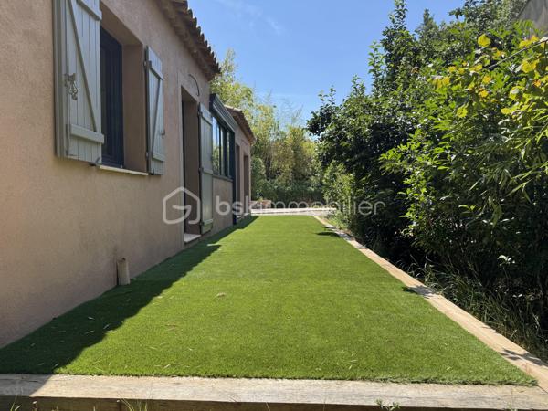 Coup de cœur ! Quartier La Serinette, Toulon (83000) – Maison neuve avec piscine, 5 chambres et terrain. 
À Toulon, dans le très prisé quartier de La Serinette, au calme absolu en retrait en fond d’impasse et à seulement 6 minutes des plages du Mourillon et de La Calade, 3 minutes des commerces, des écoles et des accès autoroutiers, découvrez cette superbe maison neuve de 2024, jamais habitée et sous décennale. Édifiée sur un terrain clos de 513 m² avec piscine 3x6, portail motorisé et stationnement pour 3 véhicules, elle développe 170 m² habitables parfaitement agencés comprenant une vaste pièce de vie lumineuse et traversante, une cuisine ouverte sous verrière ( Les propriétaires vous proposent une minoration pour créer votre cuisine de 10 000, 00 €), trois suites parentales dont une de plain-pied accessible PMR, deux chambres supplémentaires, trois salles d’eau, une salle de bain, trois WC et un cagibi. Prestations de qualité avec climatisation réversible dans chaque pièce, huisseries aluminium, double vitrage, vide sanitaire ventilé, tout-à-l’égout de construction traditionnelle. Garantie décennale et frais de notaire réduits. Un bien rare alliant confort moderne, emplacement privilégié et qualité de vie exceptionnelle, coup de cœur garanti ! 

Contactez Delphine Kosowski au 06.12.33.51.71.