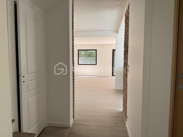 Coup de cœur ! Quartier La Serinette, Toulon (83000) – Maison neuve avec piscine, 5 chambres et terrain. 
À Toulon, dans le très prisé quartier de La Serinette, au calme absolu en retrait en fond d’impasse et à seulement 6 minutes des plages du Mourillon et de La Calade, 3 minutes des commerces, des écoles et des accès autoroutiers, découvrez cette superbe maison neuve de 2024, jamais habitée et sous décennale. Édifiée sur un terrain clos de 513 m² avec piscine 3x6, portail motorisé et stationnement pour 3 véhicules, elle développe 170 m² habitables parfaitement agencés comprenant une vaste pièce de vie lumineuse et traversante, une cuisine ouverte sous verrière ( Les propriétaires vous proposent une minoration pour créer votre cuisine de 10 000, 00 €), trois suites parentales dont une de plain-pied accessible PMR, deux chambres supplémentaires, trois salles d’eau, une salle de bain, trois WC et un cagibi. Prestations de qualité avec climatisation réversible dans chaque pièce, huisseries aluminium, double vitrage, vide sanitaire ventilé, tout-à-l’égout de construction traditionnelle. Garantie décennale et frais de notaire réduits. Un bien rare alliant confort moderne, emplacement privilégié et qualité de vie exceptionnelle, coup de cœur garanti ! 

Contactez Delphine Kosowski au 06.12.33.51.71.