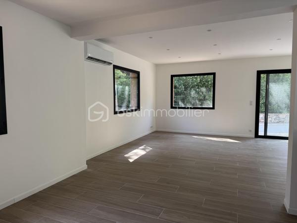 Coup de cœur ! Quartier La Serinette, Toulon (83000) – Maison neuve avec piscine, 5 chambres et terrain. 
À Toulon, dans le très prisé quartier de La Serinette, au calme absolu en retrait en fond d’impasse et à seulement 6 minutes des plages du Mourillon et de La Calade, 3 minutes des commerces, des écoles et des accès autoroutiers, découvrez cette superbe maison neuve de 2024, jamais habitée et sous décennale. Édifiée sur un terrain clos de 513 m² avec piscine 3x6, portail motorisé et stationnement pour 3 véhicules, elle développe 170 m² habitables parfaitement agencés comprenant une vaste pièce de vie lumineuse et traversante, une cuisine ouverte sous verrière ( Les propriétaires vous proposent une minoration pour créer votre cuisine de 10 000, 00 €), trois suites parentales dont une de plain-pied accessible PMR, deux chambres supplémentaires, trois salles d’eau, une salle de bain, trois WC et un cagibi. Prestations de qualité avec climatisation réversible dans chaque pièce, huisseries aluminium, double vitrage, vide sanitaire ventilé, tout-à-l’égout de construction traditionnelle. Garantie décennale et frais de notaire réduits. Un bien rare alliant confort moderne, emplacement privilégié et qualité de vie exceptionnelle, coup de cœur garanti ! 

Contactez Delphine Kosowski au 06.12.33.51.71.