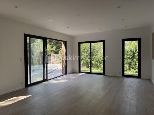Coup de cœur ! Quartier La Serinette, Toulon (83000) – Maison neuve avec piscine, 5 chambres et terrain. 
À Toulon, dans le très prisé quartier de La Serinette, au calme absolu en retrait en fond d’impasse et à seulement 6 minutes des plages du Mourillon et de La Calade, 3 minutes des commerces, des écoles et des accès autoroutiers, découvrez cette superbe maison neuve de 2024, jamais habitée et sous décennale. Édifiée sur un terrain clos de 513 m² avec piscine 3x6, portail motorisé et stationnement pour 3 véhicules, elle développe 170 m² habitables parfaitement agencés comprenant une vaste pièce de vie lumineuse et traversante, une cuisine ouverte sous verrière ( Les propriétaires vous proposent une minoration pour créer votre cuisine de 10 000, 00 €), trois suites parentales dont une de plain-pied accessible PMR, deux chambres supplémentaires, trois salles d’eau, une salle de bain, trois WC et un cagibi. Prestations de qualité avec climatisation réversible dans chaque pièce, huisseries aluminium, double vitrage, vide sanitaire ventilé, tout-à-l’égout de construction traditionnelle. Garantie décennale et frais de notaire réduits. Un bien rare alliant confort moderne, emplacement privilégié et qualité de vie exceptionnelle, coup de cœur garanti ! 

Contactez Delphine Kosowski au 06.12.33.51.71.