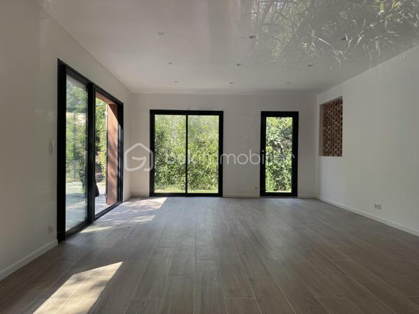 Coup de cœur ! Quartier La Serinette, Toulon (83000) – Maison neuve avec piscine, 5 chambres et terrain. 
À Toulon, dans le très prisé quartier de La Serinette, au calme absolu en retrait en fond d’impasse et à seulement 6 minutes des plages du Mourillon et de La Calade, 3 minutes des commerces, des écoles et des accès autoroutiers, découvrez cette superbe maison neuve de 2024, jamais habitée et sous décennale. Édifiée sur un terrain clos de 513 m² avec piscine 3x6, portail motorisé et stationnement pour 3 véhicules, elle développe 170 m² habitables parfaitement agencés comprenant une vaste pièce de vie lumineuse et traversante, une cuisine ouverte sous verrière ( Les propriétaires vous proposent une minoration pour créer votre cuisine de 10 000, 00 €), trois suites parentales dont une de plain-pied accessible PMR, deux chambres supplémentaires, trois salles d’eau, une salle de bain, trois WC et un cagibi. Prestations de qualité avec climatisation réversible dans chaque pièce, huisseries aluminium, double vitrage, vide sanitaire ventilé, tout-à-l’égout de construction traditionnelle. Garantie décennale et frais de notaire réduits. Un bien rare alliant confort moderne, emplacement privilégié et qualité de vie exceptionnelle, coup de cœur garanti ! 

Contactez Delphine Kosowski au 06.12.33.51.71.